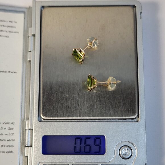 NIB VTG 10K Solid Gold Natural Olive Peridot Princess 0.75cts Stud Earrings - Picture 13 of 13